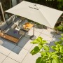 Grauer Siena Garden Marktschirm (200x300 cm) mit Knickfunktion über einer Loungegruppe auf einer Terrasse.
