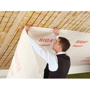Mann verlegt Siga Majpell 5 Dampfbremse (1,5 m x 20 m) im Dachbereich. Dämmstoffzubehör.