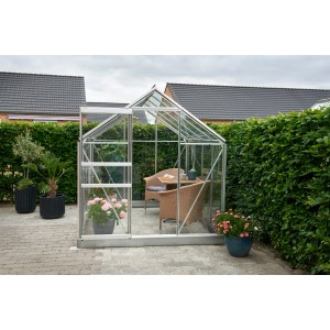 Halls Gewächshaus Popular 86 Alu, 5 m², mit Sitzgruppe im Inneren.