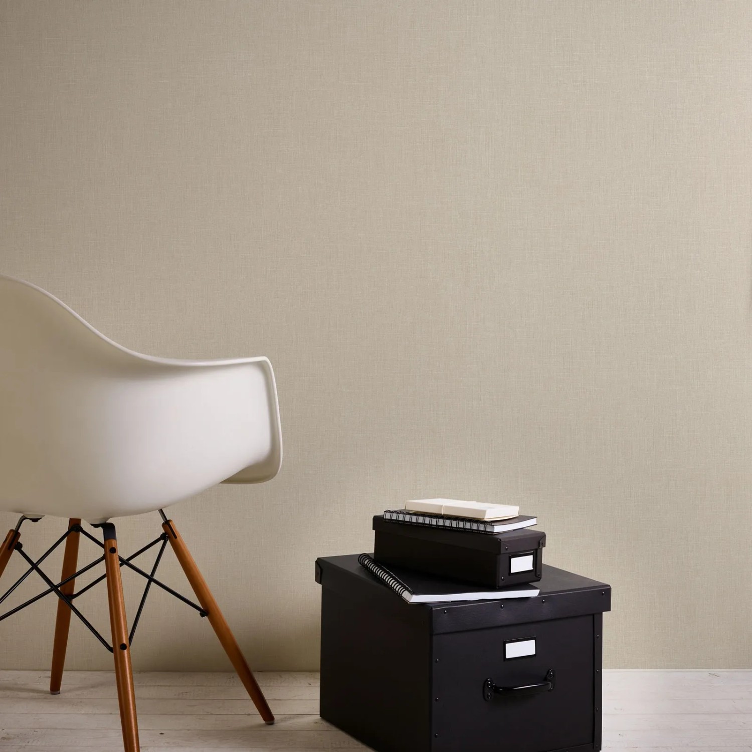 Beige Vliestapete mit Leinenstruktur als Uni Wandtapete im Wohnraum.