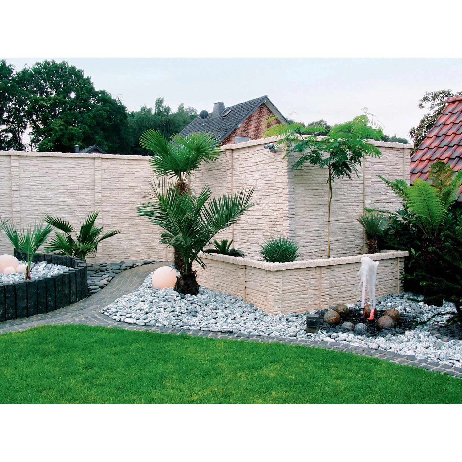 Betonzaun-Platte Nostalgie (144x30x4,5cm) als Sicht- und Windschutz im Garten.