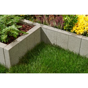 Graue Kann Rechteck Palisadenrandsteine als Beeteinfassung im Garten.