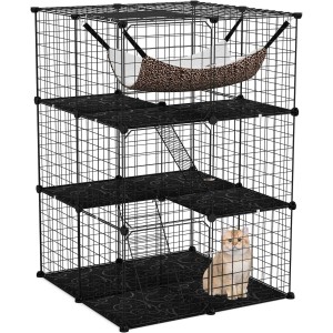 Schwarzer Costway Katzenkäfig mit 3 Etagen, Kletterleiter und Hängematte. Katze sitzt im Katzenhaus.