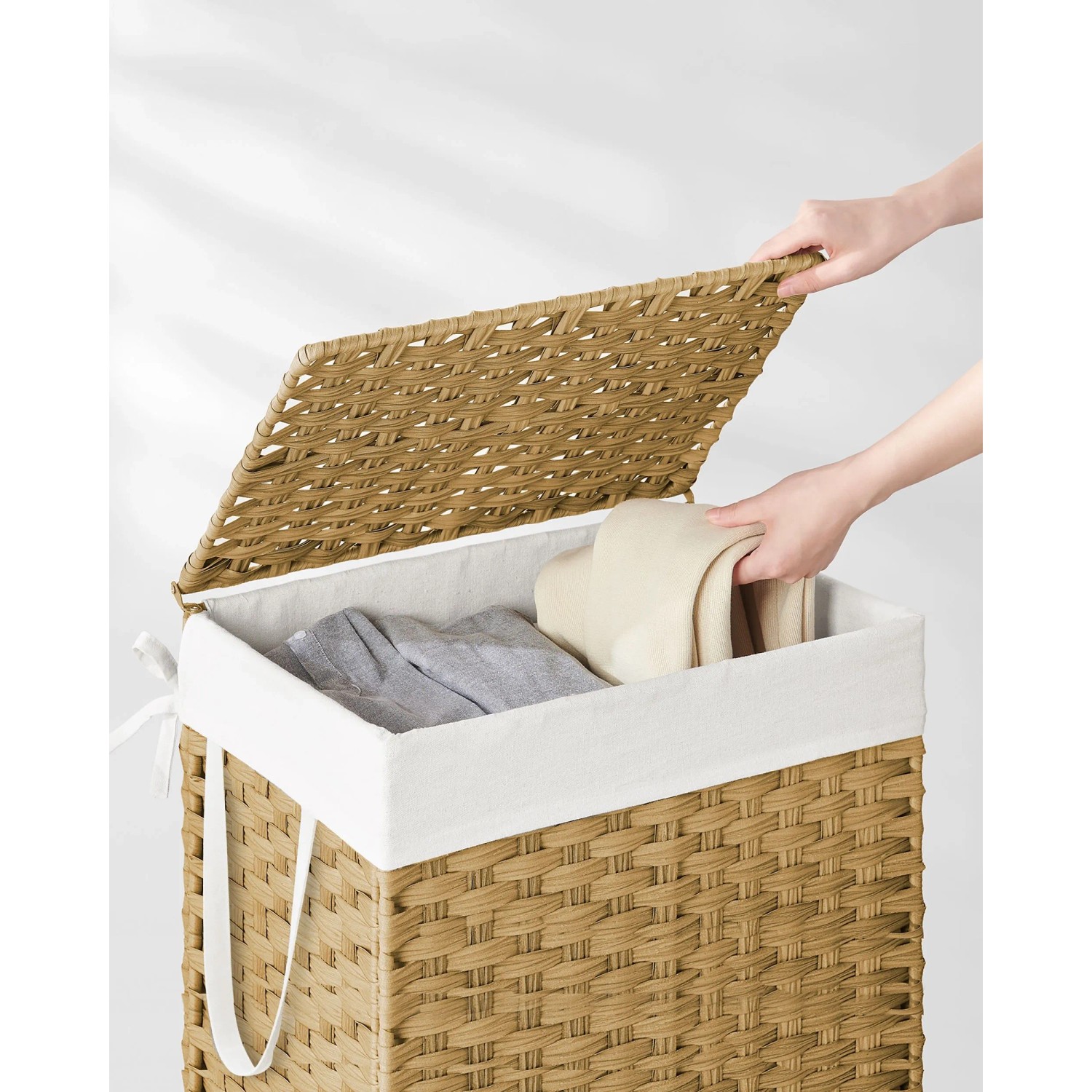 Songmics Wäschesammler Eliott, Natur, mit Deckel und Wäsche. Geflochtener Wäschekorb, 90 Liter.