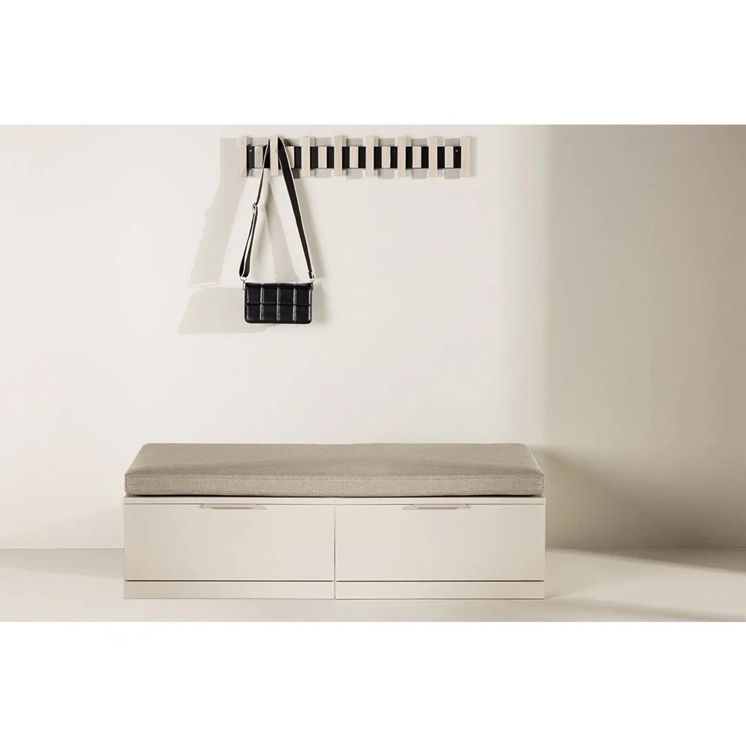 Beige Bankauflage "Nice" von ebuy24 auf weißem Unterschrank, mit Garderobe und Tasche an der Wand.