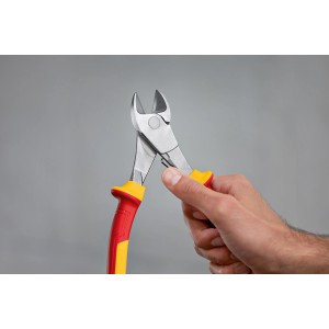 Bosch Professional VDE-Seitenschneider 200 mm in Hand, Zange mit rot-gelbem Griff.