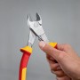 Bosch Professional VDE-Seitenschneider 200 mm in Hand, Zange mit rot-gelbem Griff.