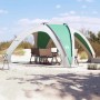 Seegrünes, wasserdichtes Partyzelt auf Sandstrand. Großer Pavillon mit offener Struktur, ideal für Outdoor-Feiern.