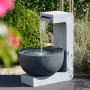 Großer Design-Gartenbrunnen mit runder Schale aus Polyresin, 52x44x65cm.