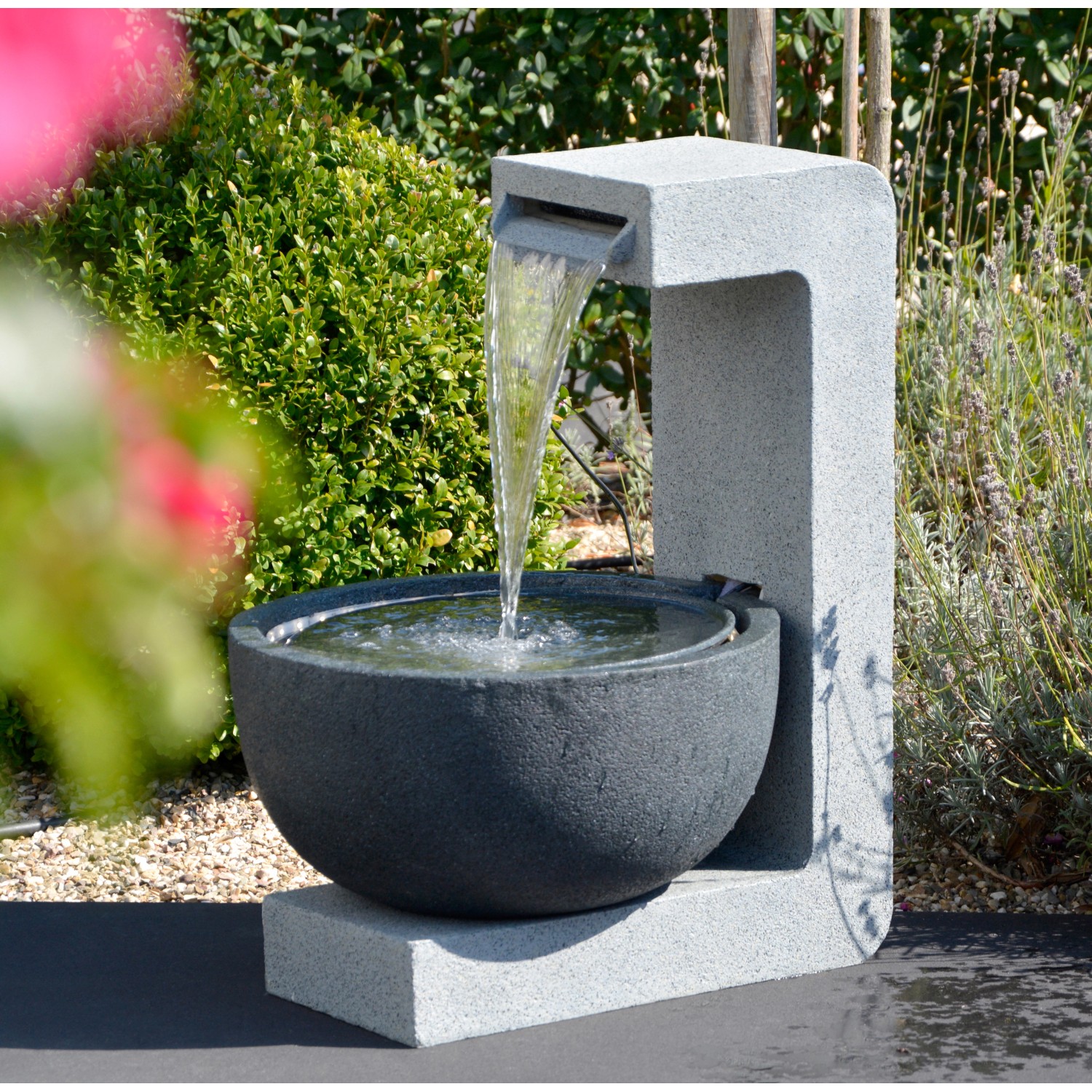 Großer Design-Gartenbrunnen mit runder Schale aus Polyresin, 52x44x65cm.