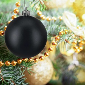 Mattschwarze Weihnachtskugel aus bruchsicherem Kunststoff am Weihnachtsbaum. Teil eines 50er Sets für festliche Deko.