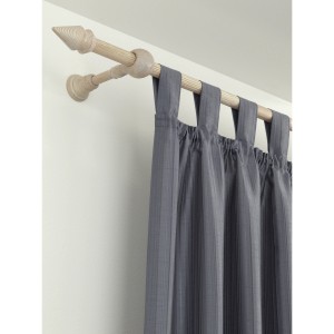 Gardinia Holz-Gardinenstange Country in Castell Eiche mit grauen Vorhängen.