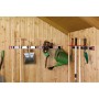 Bruns Gerätehalter Set an Holzwand mit Gartengeräten wie Schaufeln, Heckenschere, Gießkanne. Ordnungssystem für Werkstatt.
