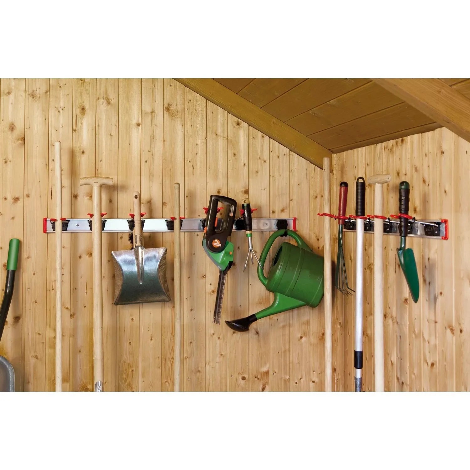 Bruns Gerätehalter Set an Holzwand mit Gartengeräten wie Schaufeln, Heckenschere, Gießkanne. Ordnungssystem für Werkstatt.
