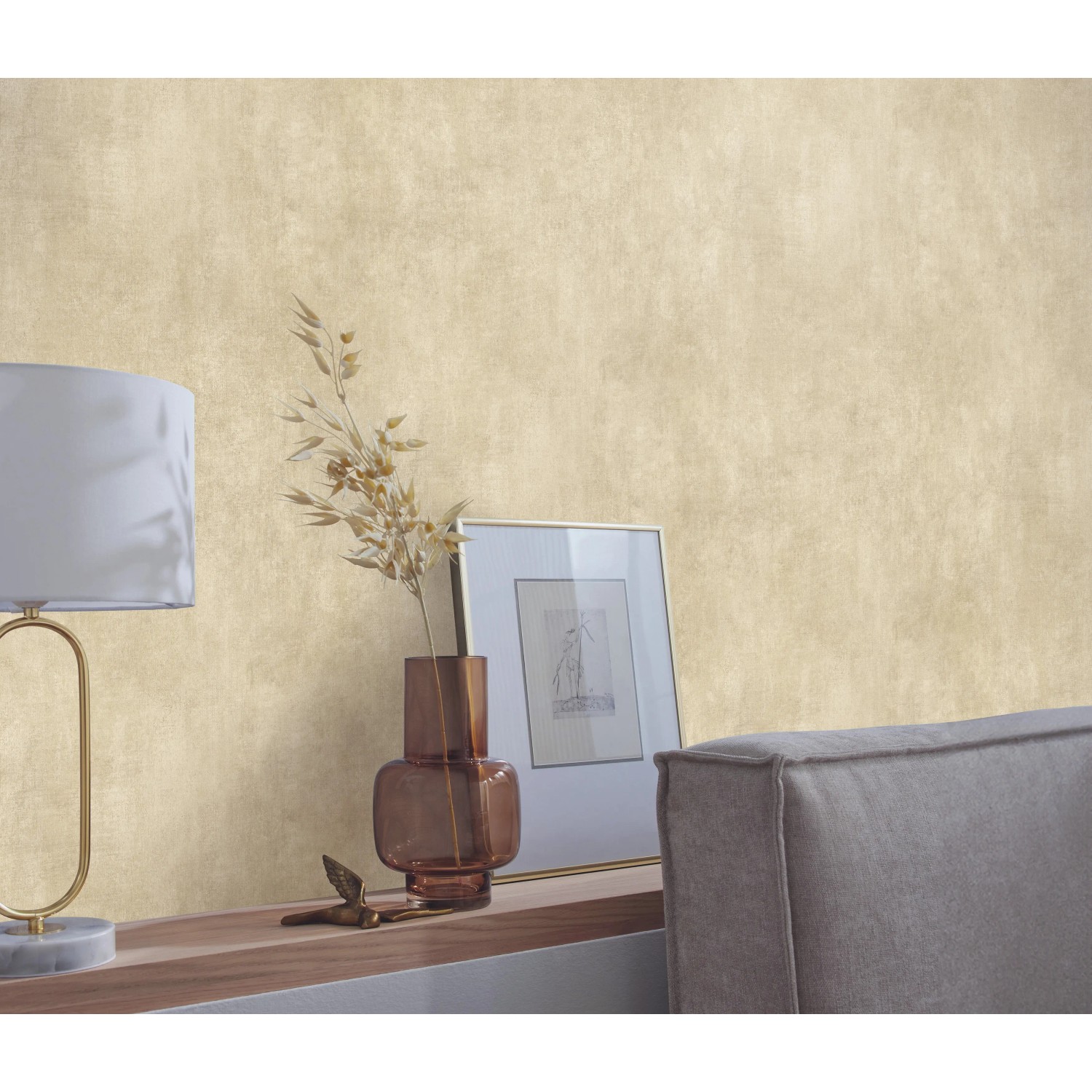 Beige Vliestapete „Shiny Concrete“ von Erismann Elle Decoration 4 mit Schwammoptik.