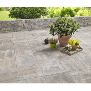 Terrassenplatten Bologna Jura-Nuanciert 40x40 cm auf Terrasse mit Pflanzen.