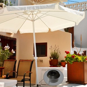Schwarze osoltus Universal Reduzierringe aus robustem Kunststoff für Sonnenschirmständer, 5-teilig, auf Terrasse.