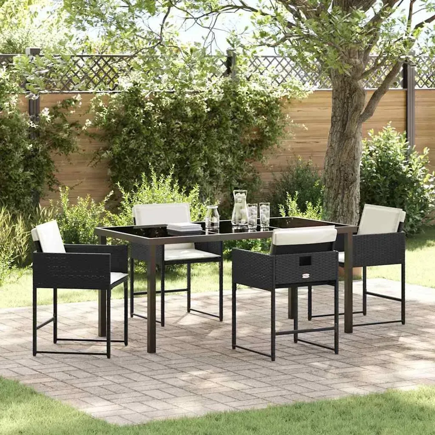 Schwarze 5-tlg. vidaXL Garten Essgruppe aus Poly Rattan mit Kissen im Garten.