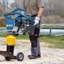 Scheppach Vibrationsstampfer VS 1000 im Einsatz auf Baustelle. Baumaschine mit blauem Rahmen und gelbem Dämpfer.