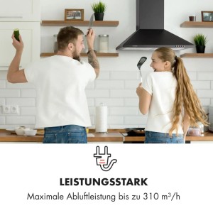 Schwarze Klarstein Zugspitze 60 Wandhaube in Küche mit zwei Personen beim Kochen.