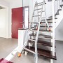 Krause Monto TeleMatic Gelenk-Teleskopleiter 4x4 Sprossen als Stehleiter auf Treppe.