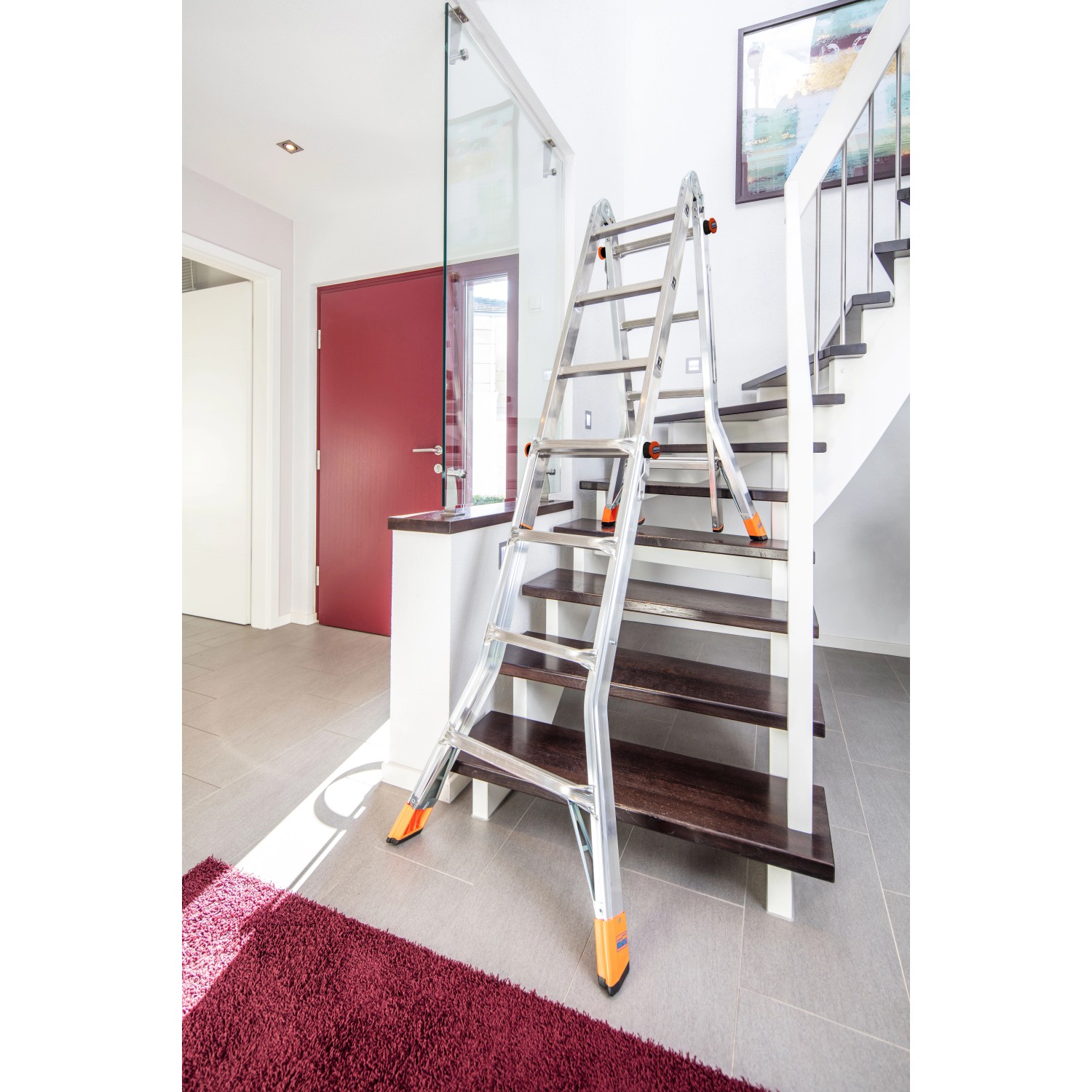 Krause Monto TeleMatic Gelenk-Teleskopleiter 4x4 Sprossen als Stehleiter auf Treppe.