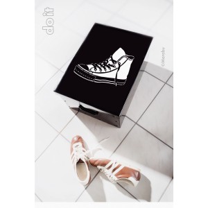 Marabu do it Colorspray Glanz-Schwarz 150ml Dose mit Schuh-Motiv und Schuhen.