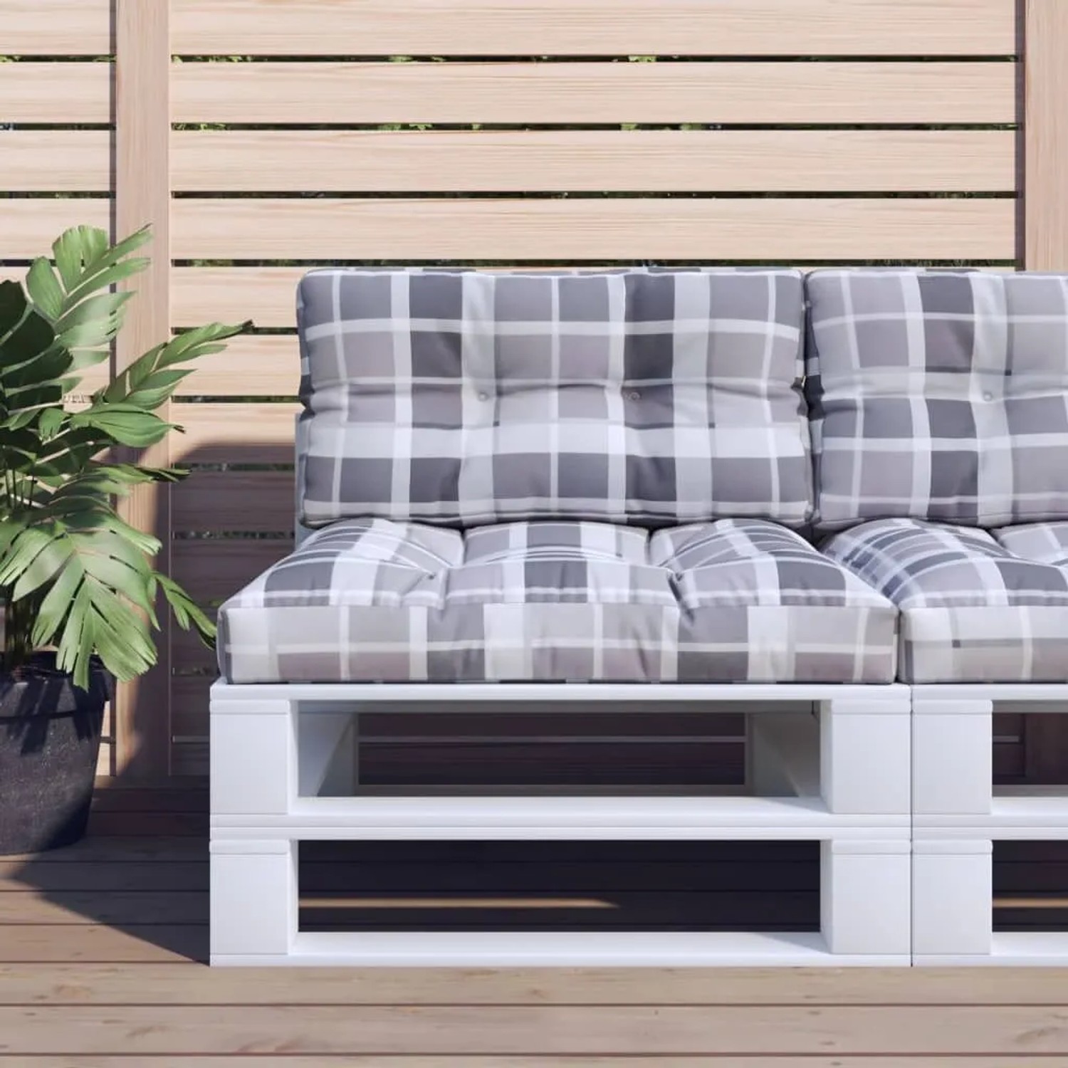 Graue Palettenkissen mit Karomuster auf weißem Palettensofa im Garten. Sitz- und Rückenkissen aus Stoff.