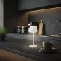 Weiße Brilo LED Akku-Tischleuchte Serina Mini (20 cm) auf Küchentisch. Dekoleuchte mit Touchdimmer.
