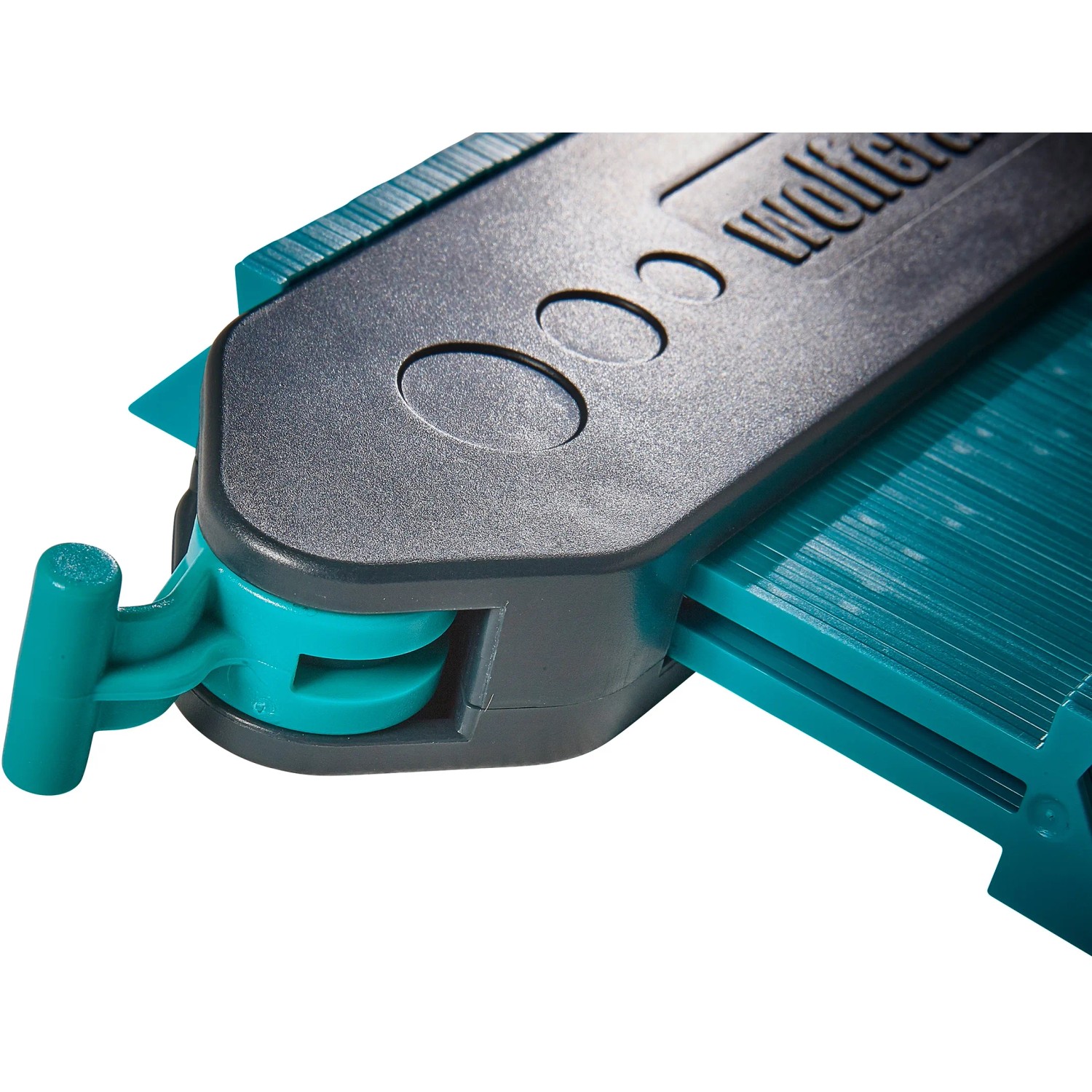 Detailaufnahme der Konturenlehre aus dem wolfcraft Einpass-Set für Laminat und Designboden.