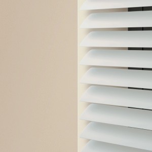 Detailansicht einer hellgrauen, matten Aluminium Jalousie mit schrägen Lamellen für Fenster.