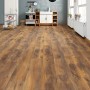 Verlegtes Living by Haro XL Laminat 8mm Eiche Fattoria im Küchenbereich mit rustikaler Holzoptik.
