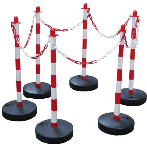 Schake Kettenständer-Set: 6 rot-weiß gestreifte Pfosten mit Ketten und schwarzen Füßen.