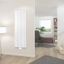 Schulter Design-Heizkörper Aachen, alpinweißer Heizkörper mit Mittelanschluss im Wohnraum.