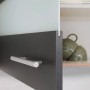 Detailaufnahme: Graue Respekta Küche Merle mit Glasoberschrank und Metallgriff.