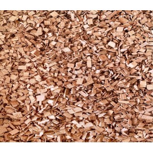 Nahaufnahme von hellen Apfelholz Räucherchips (6-12 mm) für Grill und Smoker. Saubere Holzspäne für authentisches Aroma.