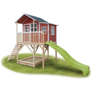 Rotes EXIT Loft 750 Holzspielhaus mit Rutsche und Sandkasten. Ideal für Kinder zum Spielen im Garten.