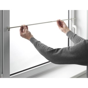 Gardinia Klemmstange Press&Go Edelstahloptik am Fensterrahmen befestigt.