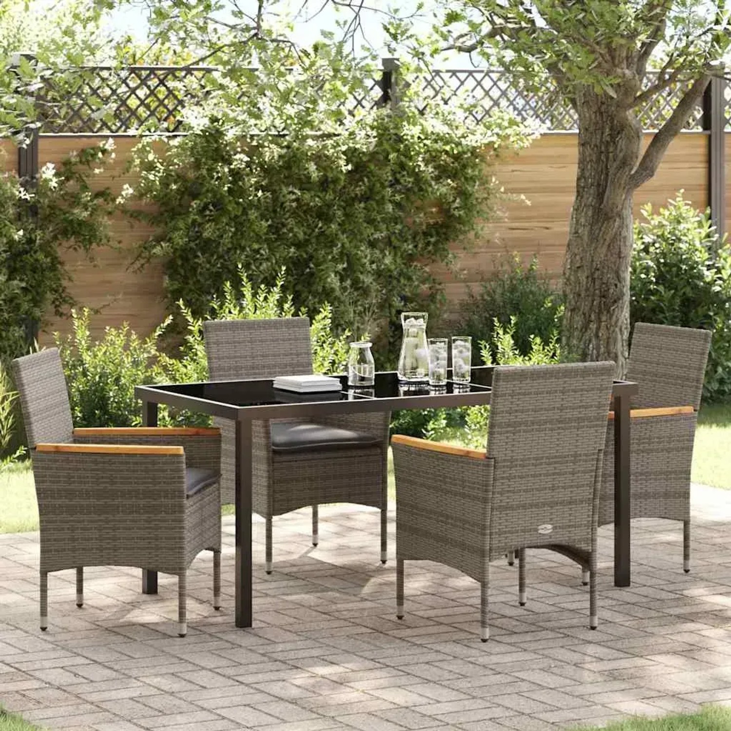 Graue 5-teilige Garten Essgruppe aus Polyrattan mit Tisch und Stühlen mit Kissen.