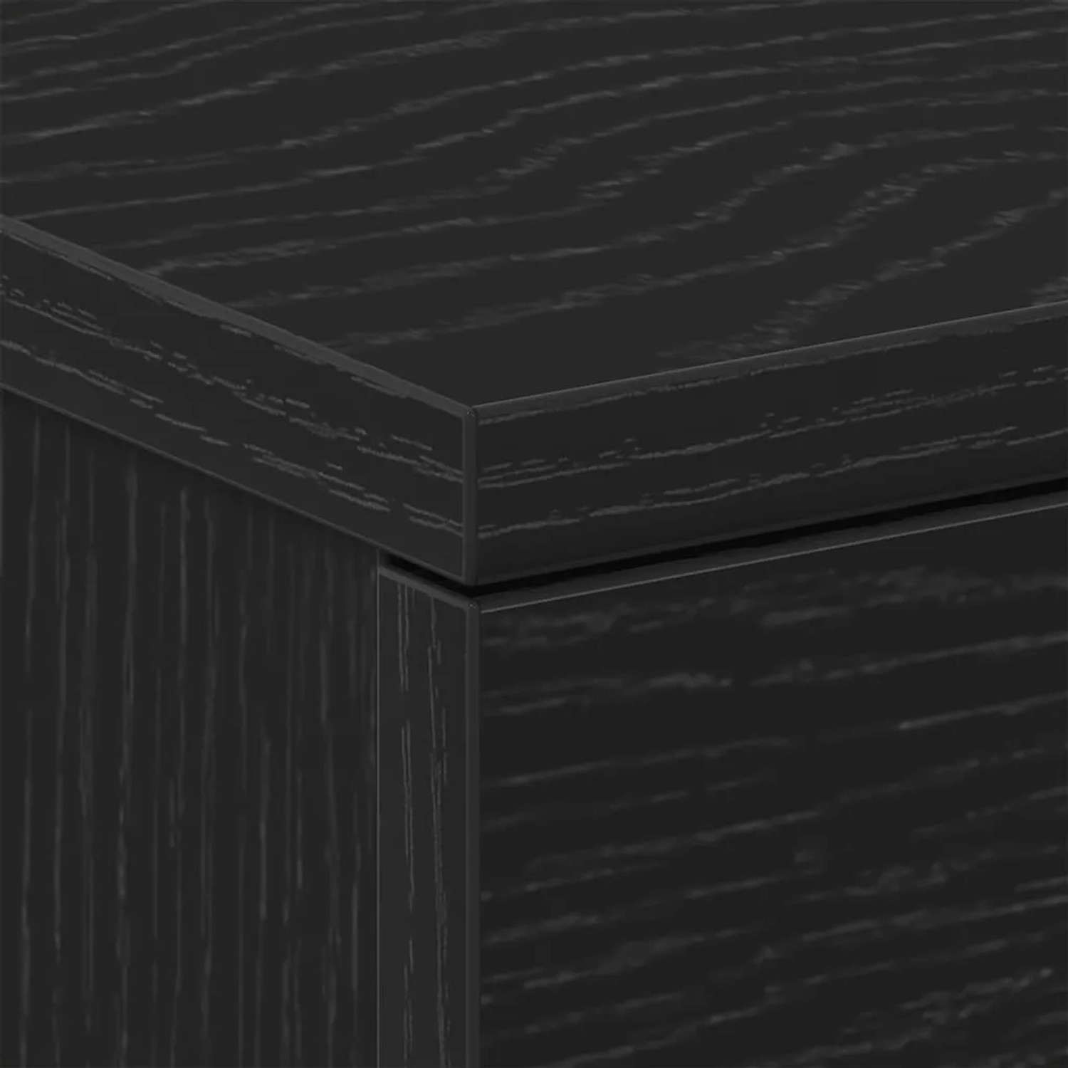 Detailaufnahme: Schwarzer Nachttisch aus Eiche, Holzstruktur sichtbar.