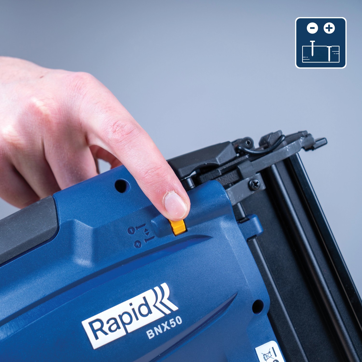 Detailaufnahme: Hand bedient Rapid Akku-Nagler BNX50. Blaue Tacker mit Tiefeneinstellung.