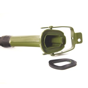 Flexibler BW Ausgießer für Kraftstoffkanister (5/10/20L) in Olivgrün mit Halterung.