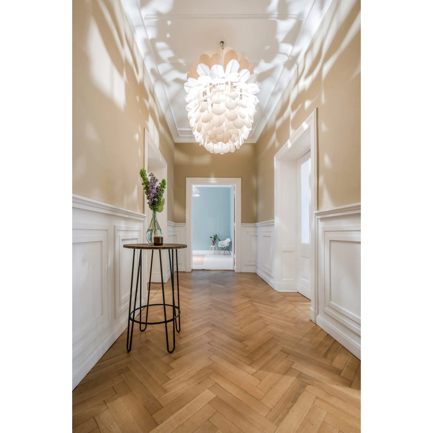 Elegante, weiße NOEL & MARQUET NMC A1 Eckleiste im stilvollen Flur mit Stuckelementen.