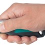 Hand hält wolfcraft Profi-Dual-Sicherheitsmesser mit Trapezklinge. Messer mit Metallgehäuse und Softzone.
