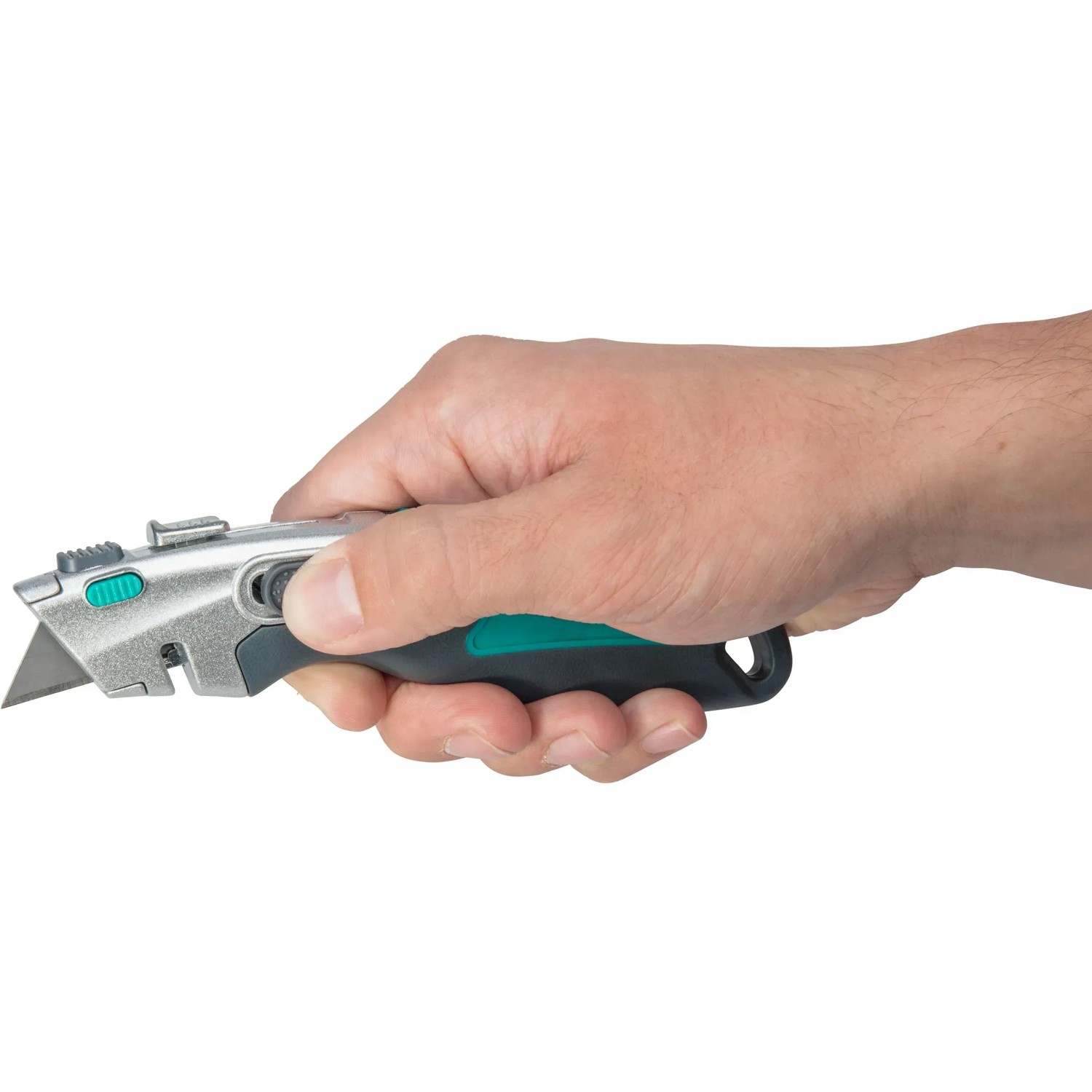 Hand hält wolfcraft Profi-Dual-Sicherheitsmesser mit Trapezklinge. Messer mit Metallgehäuse und Softzone.