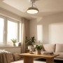 Eglo LED-Deckenventilator Malpica mit Holz-Ring und transparenten Flügeln, als Deckenleuchte im Wohnzimmer.