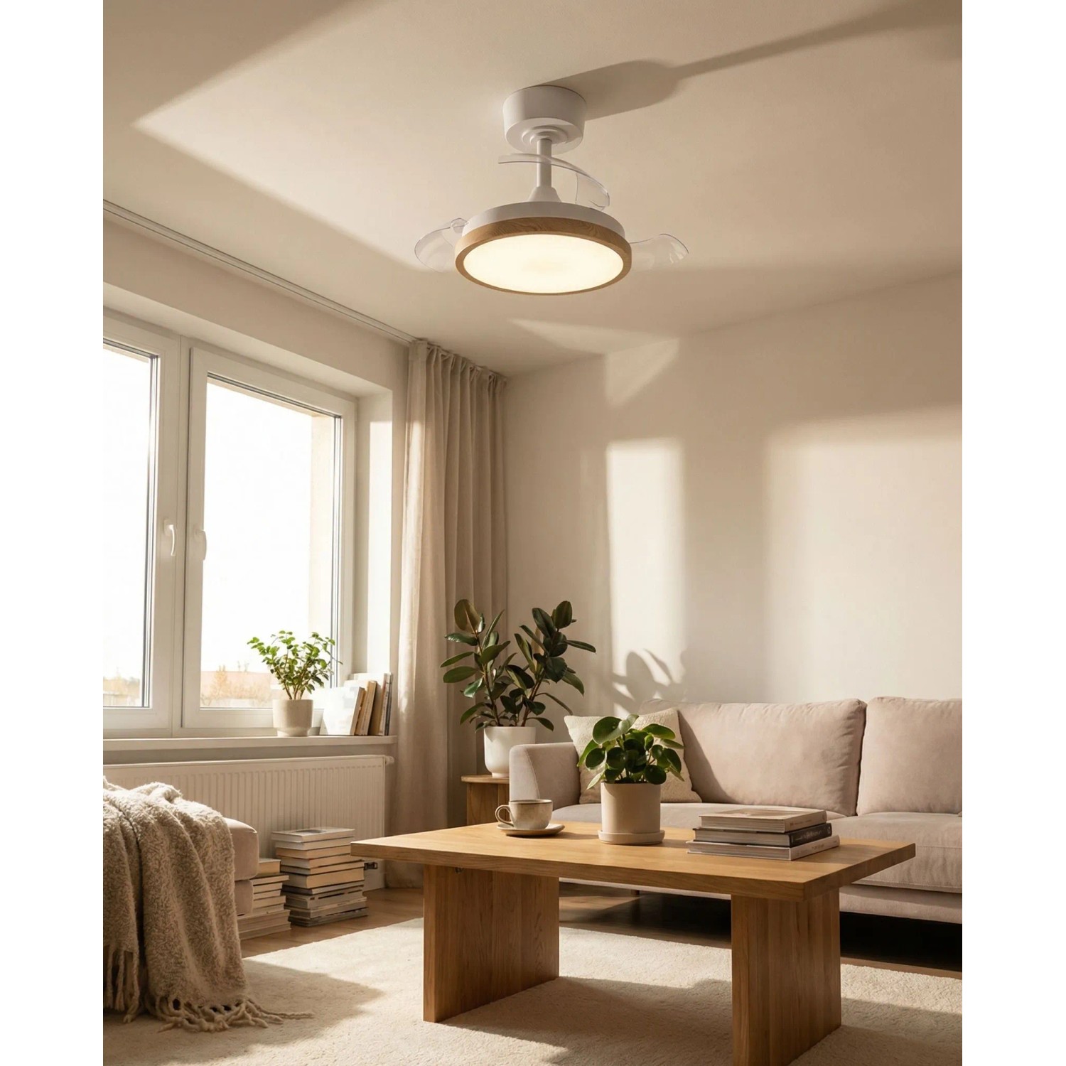 Eglo LED-Deckenventilator Malpica mit Holz-Ring und transparenten Flügeln, als Deckenleuchte im Wohnzimmer.