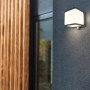 Anthrazitfarbene Lutec LED Solar Wandleuchte Doblo mit Bewegungsmelder.