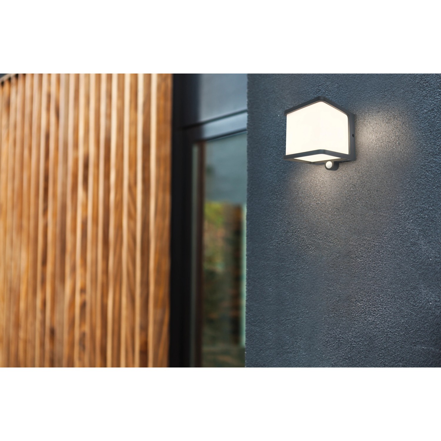 Anthrazitfarbene Lutec LED Solar Wandleuchte Doblo mit Bewegungsmelder.