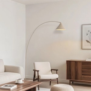 Beige QAZQA Retro Stehlampe Triangolo mit weißer Innenseite im Wohnzimmer.